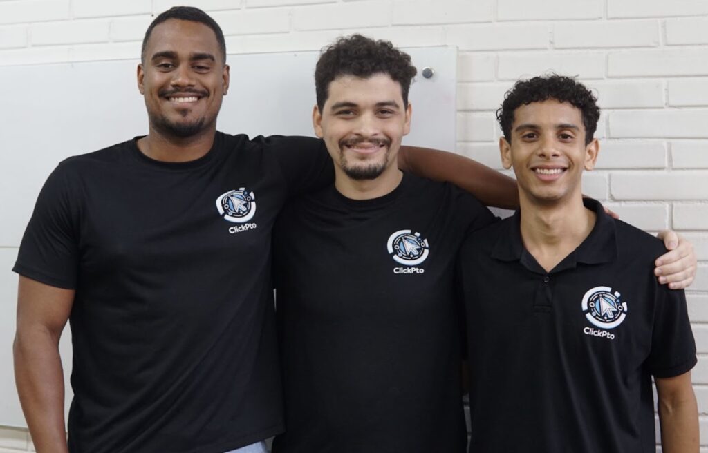 Na foto: Gabriel Souza Garcia (Fundador e CEO, formado em Engenharia Ambiental), Anderson Cabral (Operação, formado em Ciências Contábeis) e Vitor Urro Valerio Barros (Programador, cursando Sistemas de Informação).